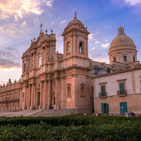 Le Tre Rose Di Maria Bed and Breakfast Noto Exteriör bild